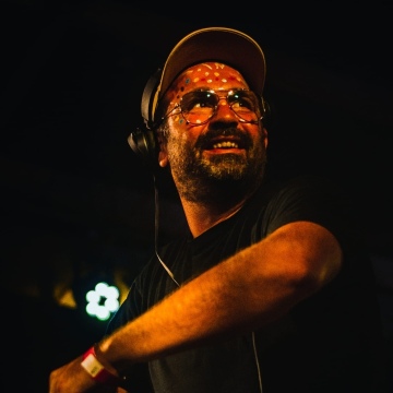 Cette image illustre un article de la catégorie La Vilaine Équipe. Son titre est « DJ TUK TUK »
